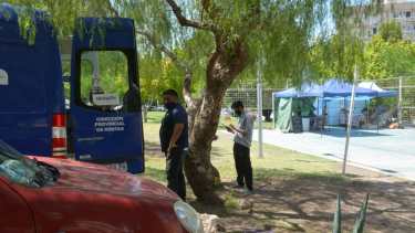 Pese al calor, vecinas y vecinos se acercaron hoy a la vecinal en el centro de Neuquén (foto Yamil Regules)