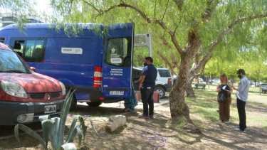 Personal de Rentas recorre las vecinales para descargar a pedido la boleta del Inmobiliario que vence mañana (Yamil Regules) 