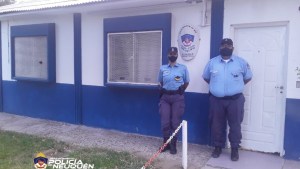 Con primeros auxilios, la policía de Neuquén salvo a dos niños que no respiraban