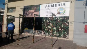 Ingresaron a una armería, forcejearon con los empleados y se llevaron un revólver