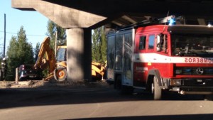 Cinco jóvenes que iban en un auto cayeron a un desagüe en Godoy