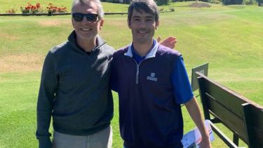 Mauricio Macri en Arelauquen, el pasado miércoles en la cancha de golf junto al encargado del lugar.