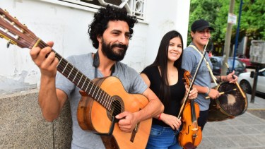 El grupo se presenta todos los días a las 10 fuera del Banco Nación y varios vecinos se detienen para apreciar el espectáculo. Foto César Izza