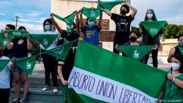 Quedan 10 mujeres encarceladas con diferentes condenas por abortar en El Salvador. 