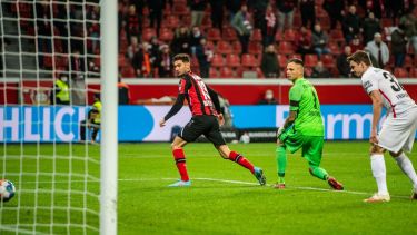 Alario anotó en la victoria de su equipo.