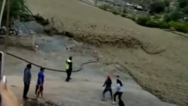 Las lluvias torrenciales provocaron que aumentara el caudal de agua del río Milmahuasi causando un alud de barro en la zona que pudo haber terminado en tragedia.

