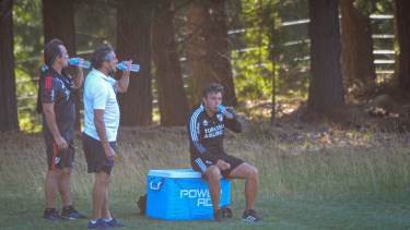 Marcelo y Enzo se refrescan con el bosque de fondo. Mientras, los jugadores realizan trabajos de fuerza en la preparación. Foto: Patricio Rodríguez 