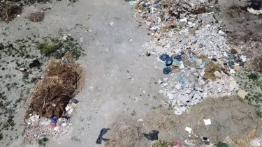 Las imágenes del video revelan la presencia de bolsas de basura desparramadas en el predio privado a la que acceden personas a tirar los residuos sin ningún tipo de controles. 
