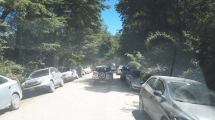 Imagen de Pesadilla por los que estacionan en las dos manos de la ruta en San Martín de los Andes