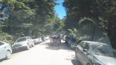 Los vehículos se estacionan en ambas manos, lo que dificulta el tránsito por la ruta 48. Foto: Beatriz Giménez.