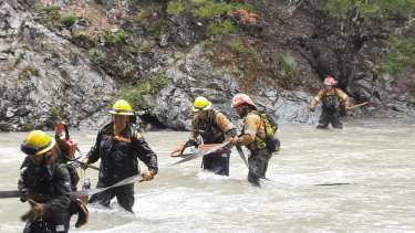 Brigadistas del Splif rionegrino cruzaron el río Villegas este miércoles para contener uno de los focos activos en su sector. (foto gentileza)