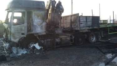Los camiones quedaron totalmente destruidos por el fuego. 