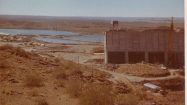 Comenzaba la ejecución de las tareas. Durante las excavaciones, se retiraron 20 millones de metros cúbicos de tierra y roca. (FOTO: Gentileza Archivo Histórico Municipal)