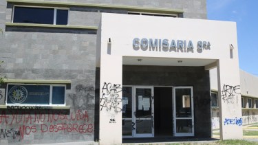 El detenido fue trasladado a la Comisaría Tercera. Foto Juan Thomes.