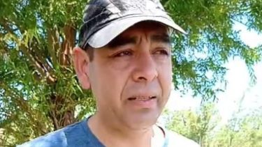 El comisario no pudo evitar quebrarse cuando contó cómo había hallado al hombre y al niño. (Captura transmisión FM Municipal Añelo).-