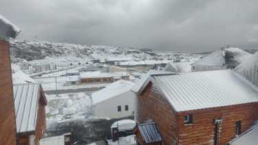 Así amaneció Copahue hoy. La villa termal está a 374 km al noroeste de Neuquén Capital, en la frontera con Chile. Fotos: Gentileza Mabel Larrazabal/Rody Dómina. 