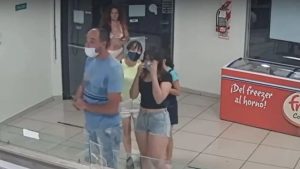 Insólito: se sacó el vestido y lo usó como barbijo para entrar a una heladería