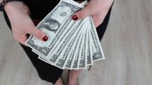 Imagen de Cae el dólar blue y se vende a $214: la brecha cambiaria llega al 101,5%