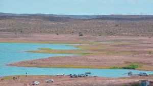 Llena de gente por el verano, la Villa El Chocón declaró la emergencia hídrica
