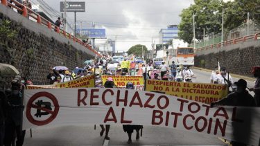 La implementación del bitcoin en El Salvador tuvo marchas opositoras.