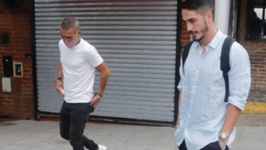 Figal acompañado de Raúl Cascini, ex jugador y miembro del Consejo de Fútbol de Boca que comanda Juan Román Riquelme. 