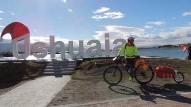 Un español recorre en bicicleta 4 mil kilómetros para unir Ushuaia con Galicia