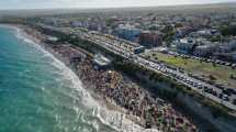 Imagen de Las Grutas desde un drone: ola de calor y todos a la playa