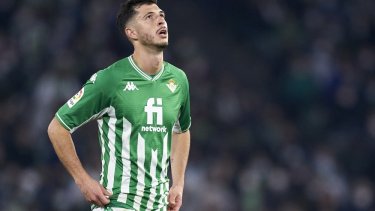 El volante del Betis de España fue testeado antes de subirse al avión y por eso no viajó. 