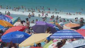 Las Grutas: volvió el sol y en la playa «no hay más localidades»