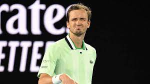 Medvedev y Tsitsipas avanzan en el Abierto de Australia