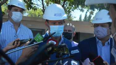 El gobernador Omar Gutiérrez asistió junto con el intendente Mariano Gaido a la Estación Elevadora e Impulsora de líquidos cloacales en la intersección de las calles Catán Lil y Puerto Deseado del barrio Valentina Sur. (Yamil Regules).-