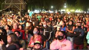 La Fiesta de la Pera tuvo su noche de cumbia; hoy el cierre también será a todo ritmo