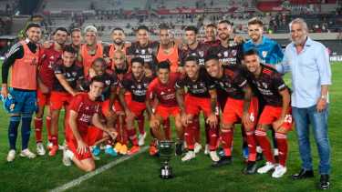 Omar Labruna, hijo de Ángel, le entregó el trofeo a los jugadores del Millo. Foto: Prensa River 