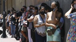 La UIA celebró el cambio de protocolos de aislamiento ante la suba del ausentismo laboral