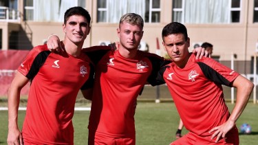 La foto de ayer en el entrenamiento. Del Prete (izquierda) junto a Matías Pellegrini y Fernando Zuqui. Foto: prensa Estudiantes