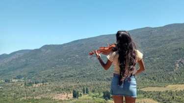 Con su violín a frente al paraíso, Gemma descubre distintos paisajes de nuestra región.
