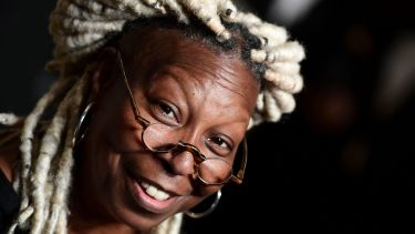 La actriz Whoopi Goldberg  pidió disculpas tras sus declaraciones. Foto: Miguel Medina- AFP. 