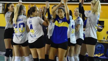 Díaz (4), de espaldas, aplaude antes del arranque del partido. La neuquina representa a la región en la elite. 