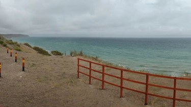 Se trabaja sobre el tramo de Bahía Creek y Caleta de Los Loros en plena temporada de verano. 