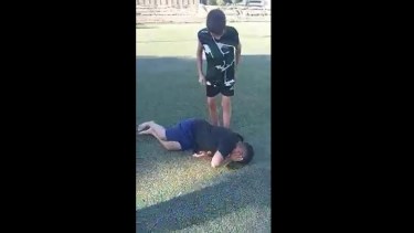 Uno de los momentos en los que uno de los chicos golpea a otro en el piso. Foto: captura de video