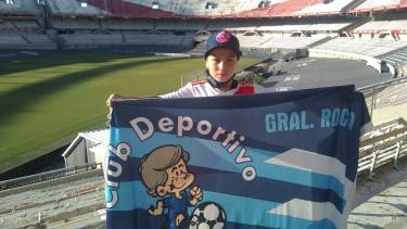 El chico portó los colores del club que lo acompañó en sus primeros pasos. Foto gentileza