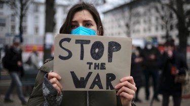 Una mujer asiste a una protesta contra la invasión rusa en Ucrania. Foto: AP 