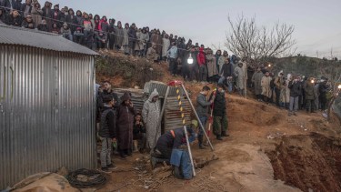Los equipos de rescate están tratando de llegar al chico, al que lograron proveerle oxígeno y agua.