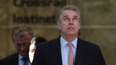 Por esta causa, el príncipe Andrés tuvo que renunciar a sus cargos ante la corona.-