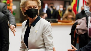 La presidenta de la Comisión Europea, Úrsula von der Leyen tras la reunión de ministros sobre el tema Rusia (Johanna Geron, Pool Photo via AP)