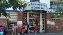 Imagen de Una mujer se encadenó en Roca para reclamar por su hijo despedido «sin causa»