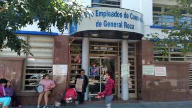 Una mujer se encadenó en el Centro de Empleados de Comercio. Foto: gentileza