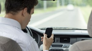 Poné el celular en “modo auto” mientras manejás