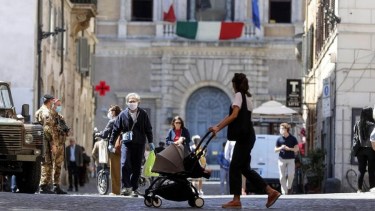 Las distintas regiones de Italia han tenido diferentes devenires en las normas de uso de barbijos. Foto: agencia Télam.-