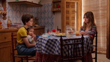 Penélope Cruz interpreta a Janiz, una fotógrafa que conoce a Ana (MIlena Smit) en la habitación del hospital en el que van a dar a luz.